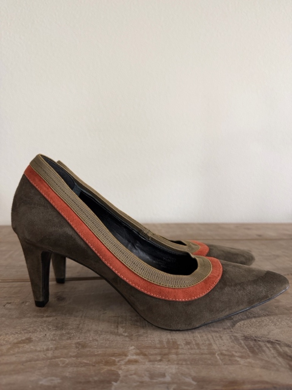 7.5 Lori Goldstein Olive Suede Pointed-Toe Pumps